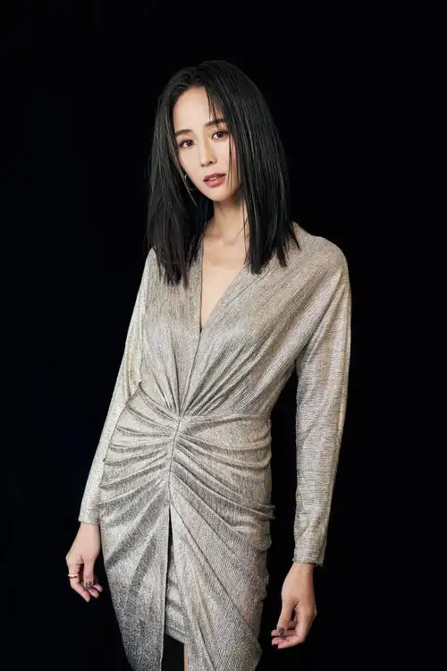 张钧甯金色v领礼服 复古时髦凸显高级质感