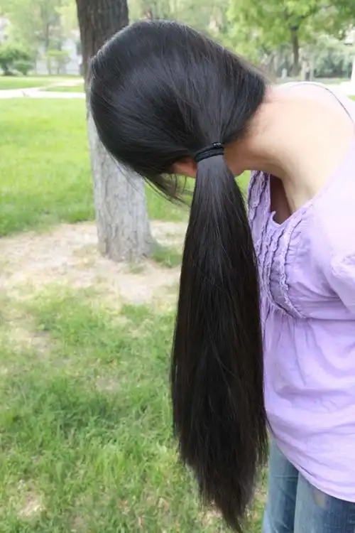 在公园剪下少妇60cm黑亮长发