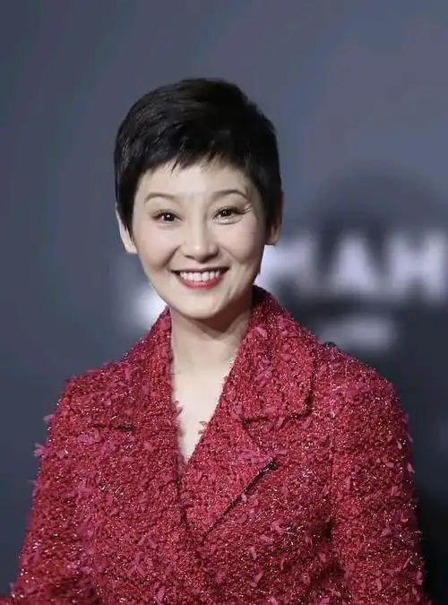 51岁徐帆紧追潮流狗啃刘海加起球大衣帅气优雅两不误