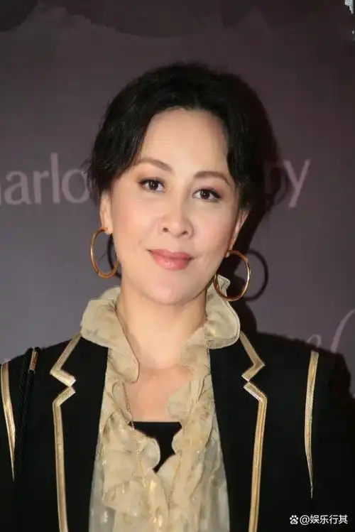 一脸褶子浑身赘肉还硬演扎麻花辫少女网友真不害臊吗