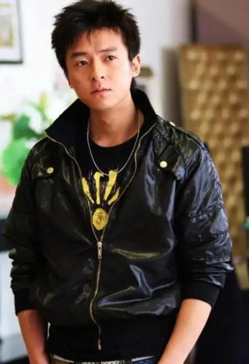 朱雨辰,因为《奋斗》走红,颜值和身高都很出众,事业方面也一直保持着