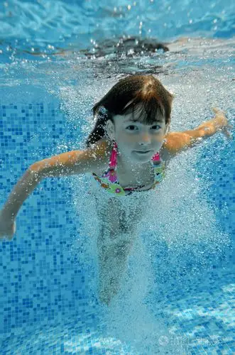 快乐的微笑水下孩子在游泳池