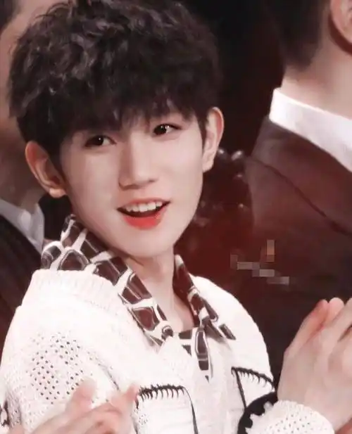 有种"整容"叫王源撩起刘海,秒变霸道总裁,小汤圆:心脏受到暴击_阳光