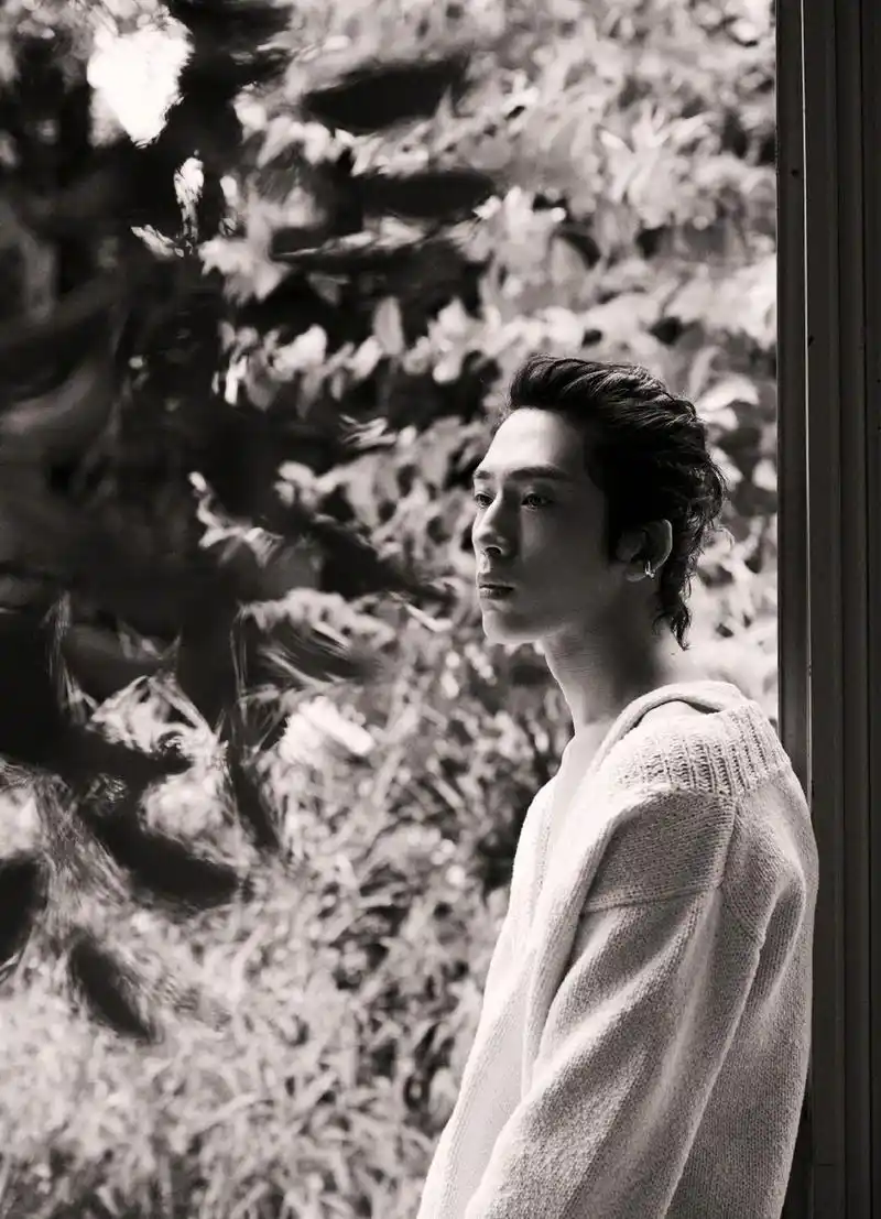 井柏然日系写真演绎花儿与少年 慵懒随性别有魅力