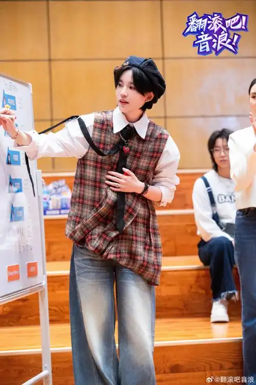 陆柯燃漫画走出的帅学姐##陆柯燃学姐装的漫撕感##翻滚吧音浪