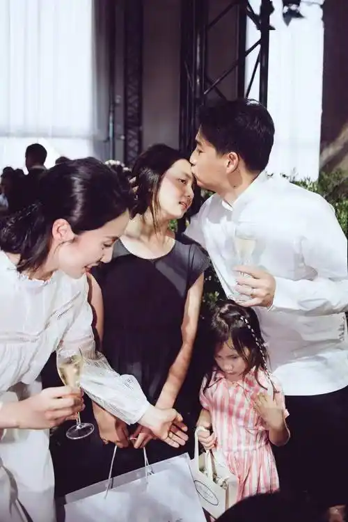 孙莉晒小女儿近照模样大变9岁妹妹涂口红戴耳环优点全随父母长