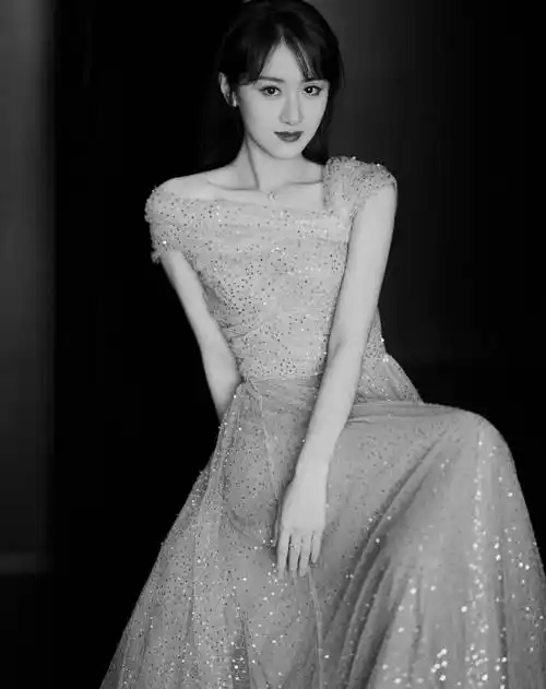 真不愧是仙女,袁冰妍穿香槟色礼服裙灵气满满,藏不住的少女气质_时尚