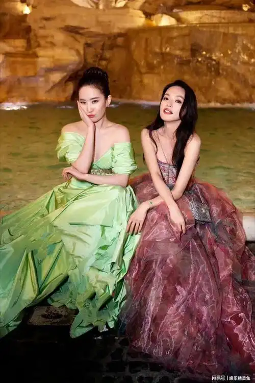 活动,两人一胖一瘦引热议,亲密合影展闺蜜情|模特|女明星_网易订阅