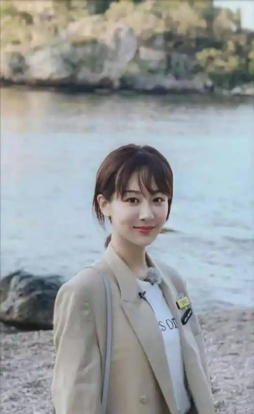 这张全身照我们看到了杨紫的另一面,她低头含笑的样子就像一个初次