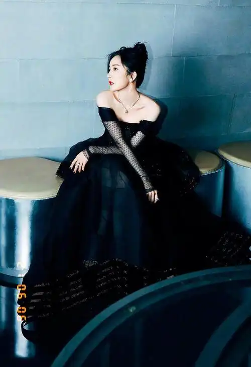 杨幂长得真漂亮搭配黑色露肩连衣裙美得高级又优雅