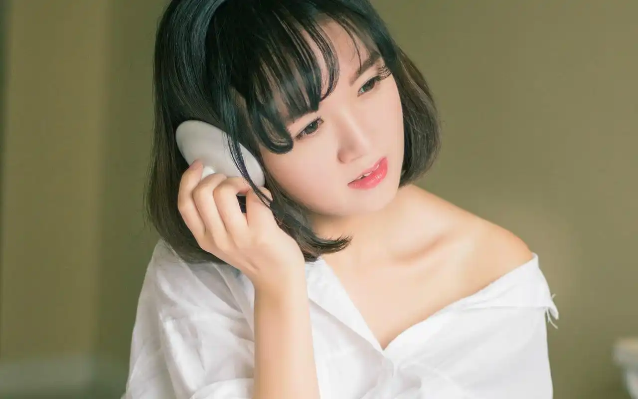 短发美女私房写真高清电脑桌面壁纸