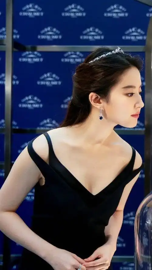 美女明星刘亦菲礼服写真