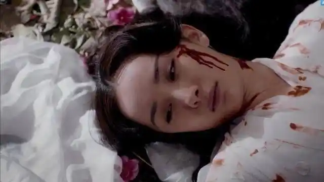 影视剧中那些受伤摔倒在地的女星李沁狼狈不堪杨紫才是亮点