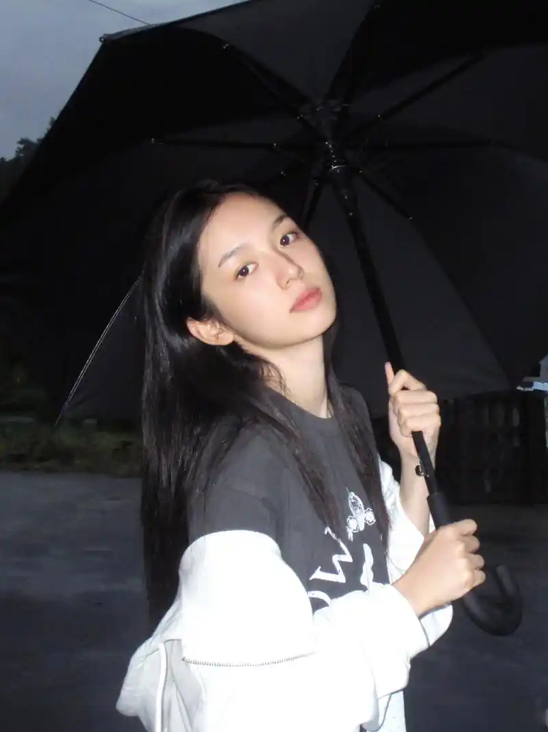 周也  也子素颜好清纯好漂亮啊我可以到你伞下躲躲雨嘛～@周也 @周也