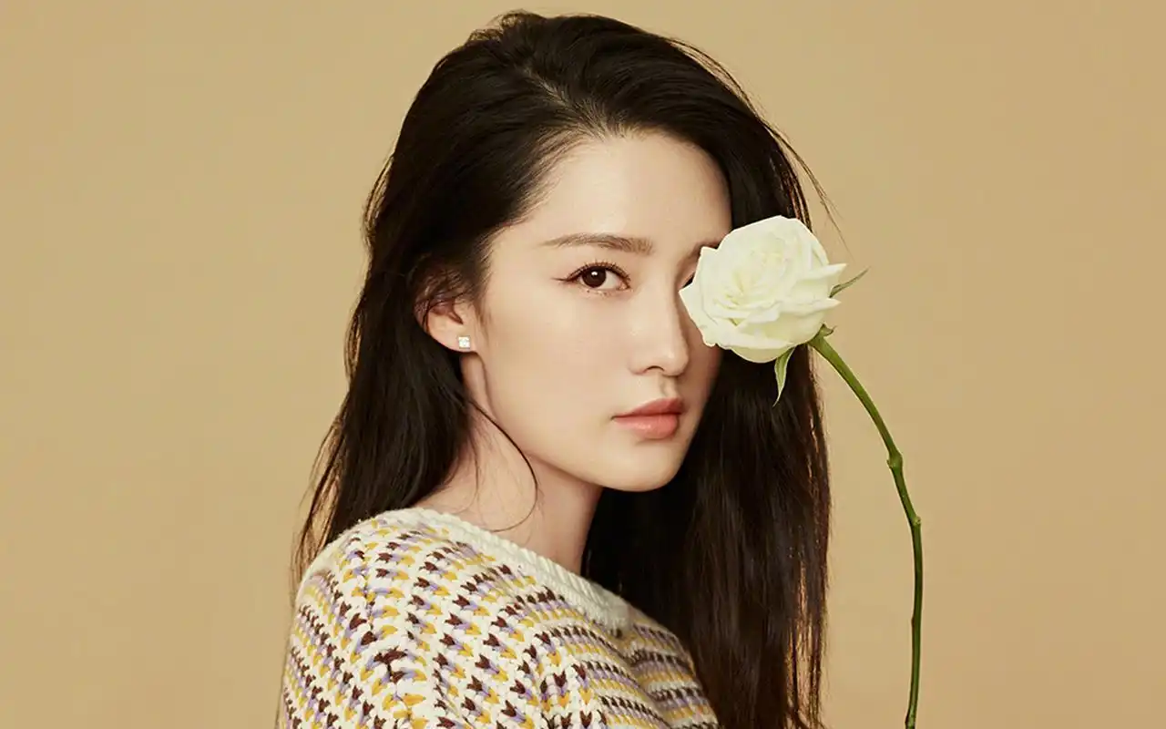 李沁清新养眼写真桌面壁纸