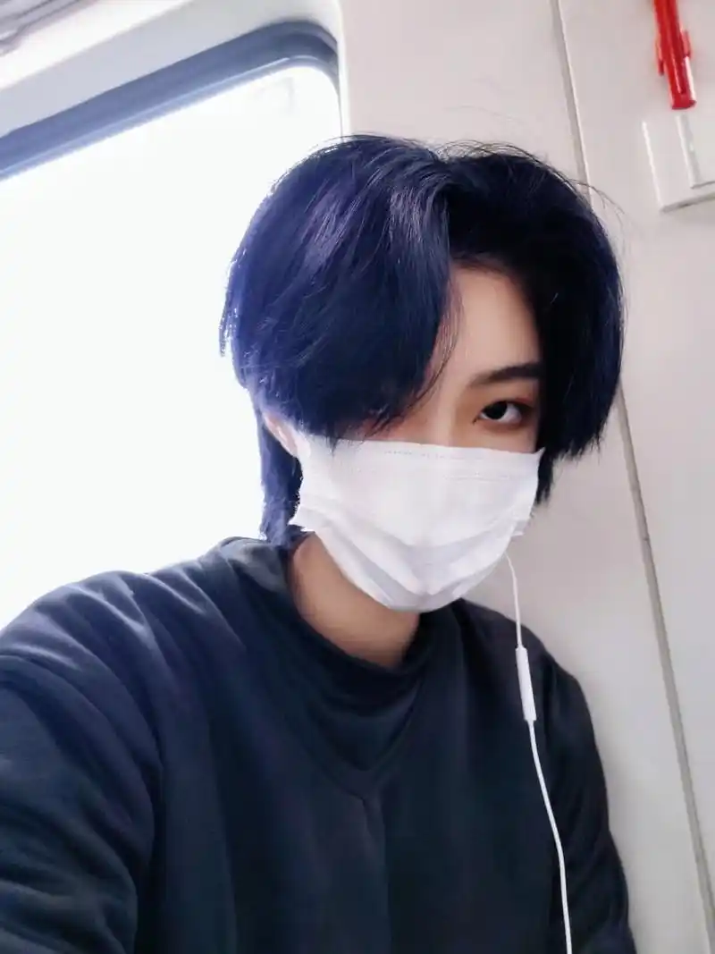 蓝紫色中性短发发型(红发改色) 新发色染了一阵了,这个色很日常 或许