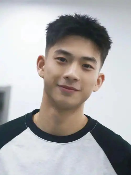 00后男生不要乱剪发型,这3款"少年感"发型帅气减龄,很合适