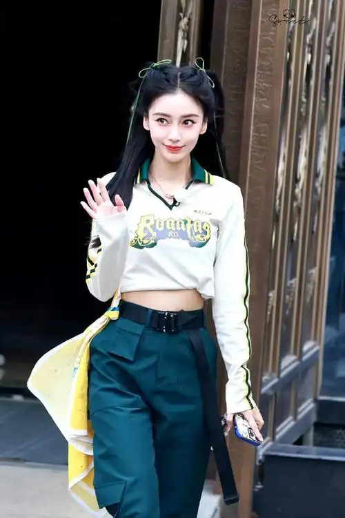 angelababy杨颖是综艺节目《奔跑吧》的常驻嘉宾,她的表现一直都很不