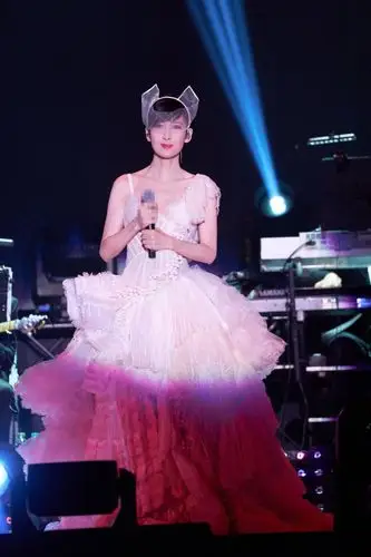 51岁周慧敏演唱会状态大好劲歌热舞大秀完美身材