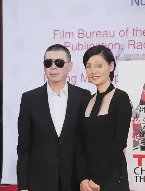 冯小刚近照曝光白癜风痊愈显帅气娇妻夫唱妇随形影不离