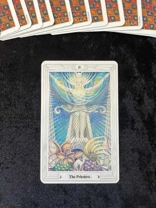 女祭司位于中柱之上,平衡之柱,而且它连接了第一圆质王冠,和第六圆质