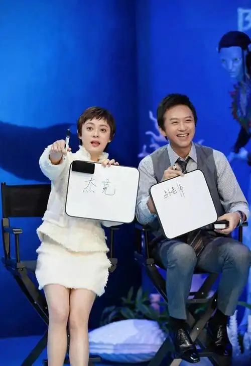 孙俪夫妇罕见合体她打扮娇俏美腿毫无年龄感邓超变成小迷妹