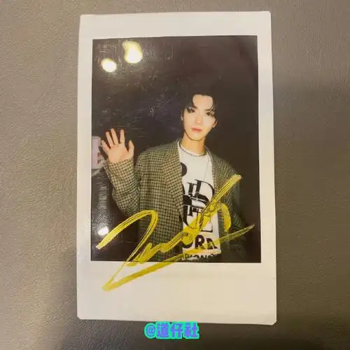 点盼头转发微博关注我,转发中抽一个【铁粉】,下图签名拍立得任选一张