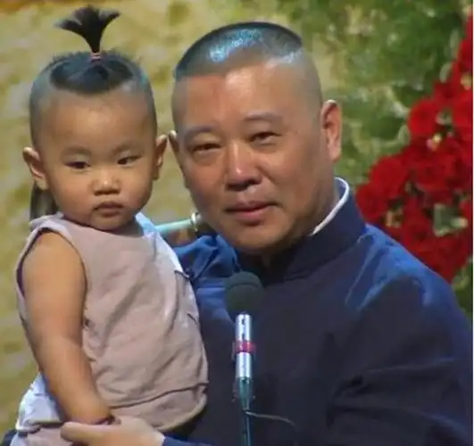 47岁郭德纲如何评价欢乐喜剧人?童年照片曝光,为学艺给师傅沏茶
