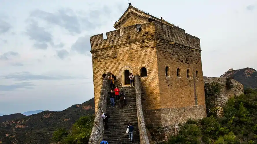 烽火台,是长城上重要的军事防御设施.形制有长方形和圆台形.