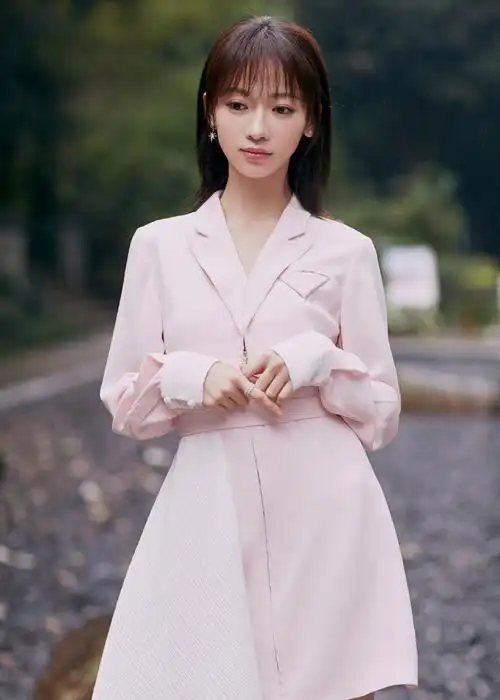 简介:吴谨言优雅温婉写真图片,分享一组吴谨言图片给大家,图中的明星