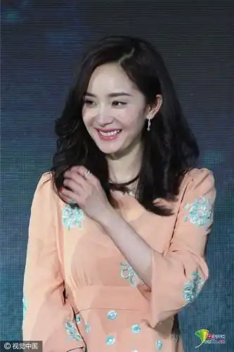 杨幂出席活动双下巴抢镜频频捋发似遮发际线