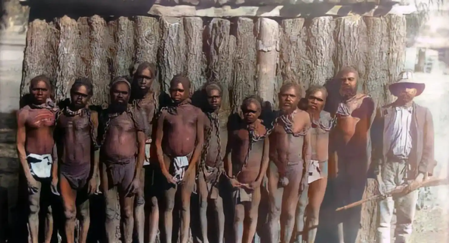 19世纪末,澳大利亚,一名白人奴隶主和可怜的本地土著合影,严格意义上