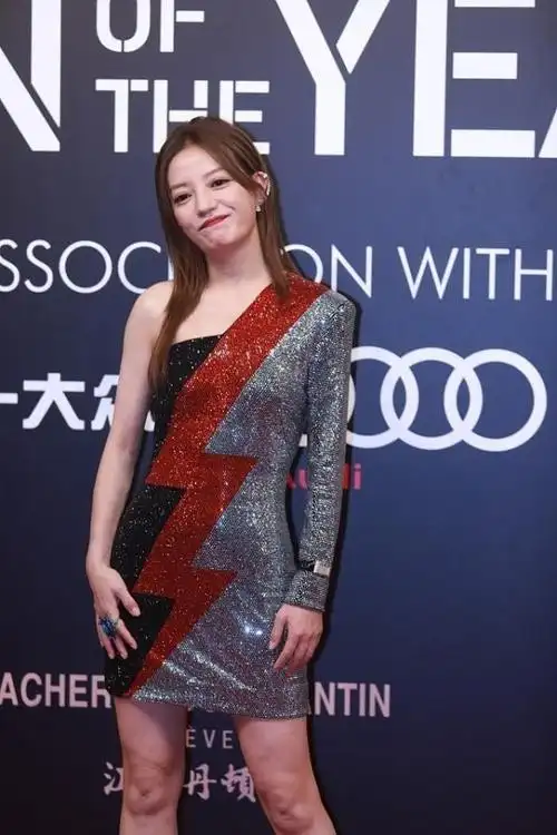 赵薇生活体面多金高级礼服包裹多肉身材贵妇气质招摇又显眼