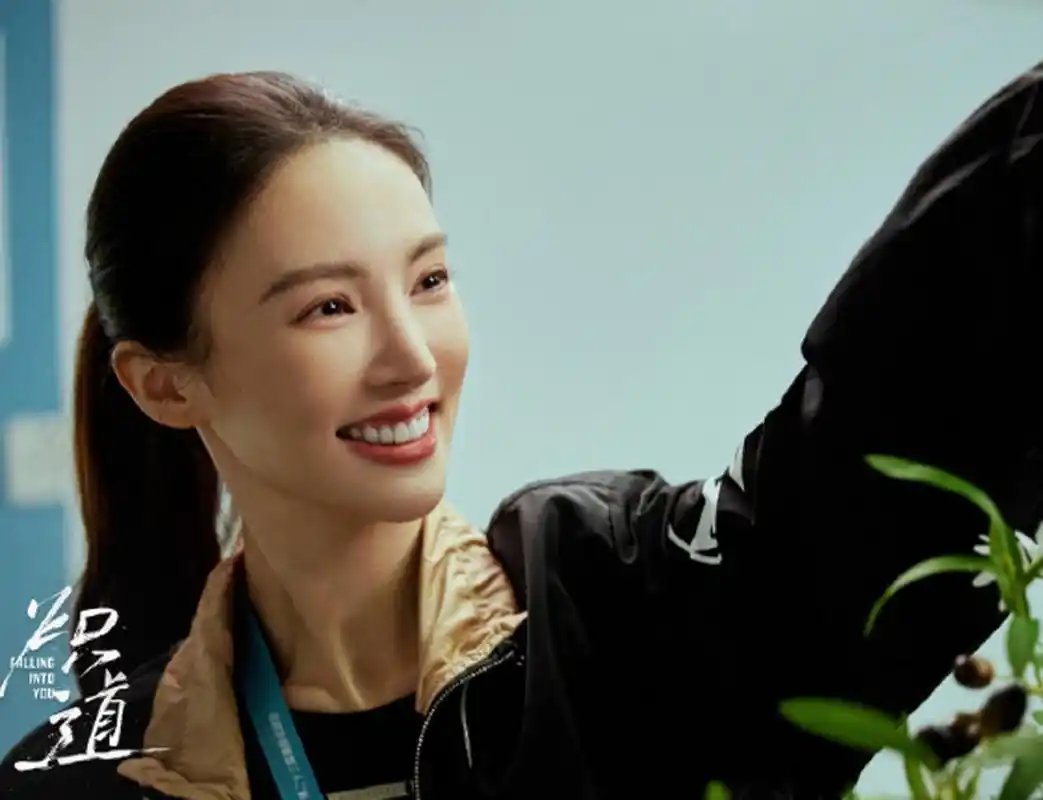 正在热播的电视剧《炽道》讲述了南湖大学田径队助教罗娜(金晨 饰)