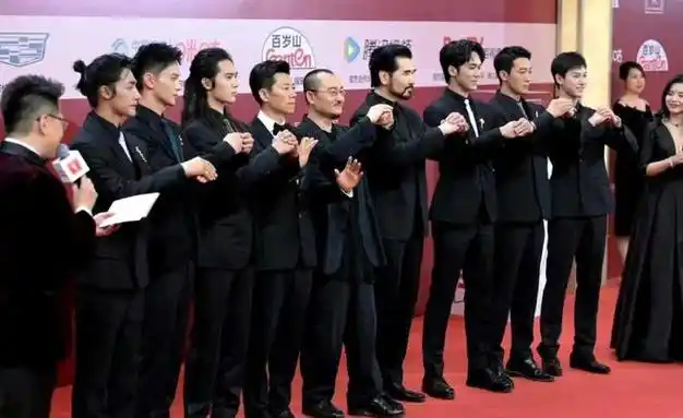 品尝美食,而被大家热议的"二红",倪大红和惠英红,与导演韩延,演员