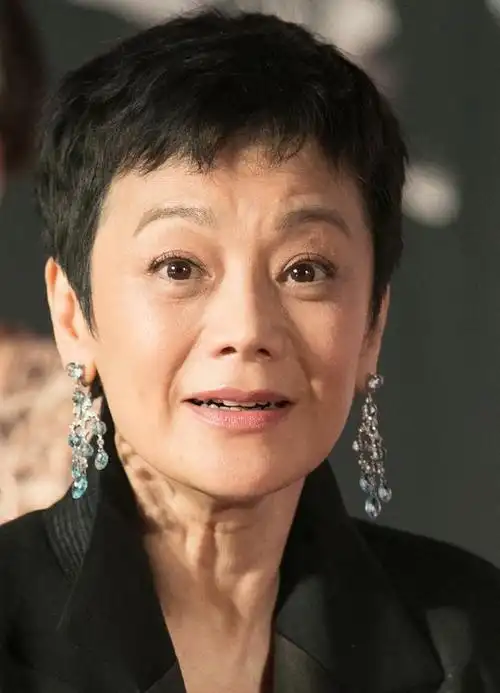 66岁张艾嘉依旧精致缎面蕾丝裙配西装简约潇洒穿搭有型更时尚