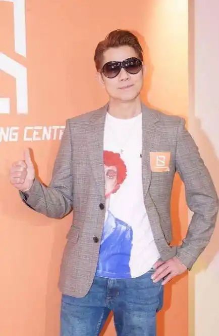 郭富城亮相香港活动,潮流搭配展不老风采,经典造型引爆网络热议_时尚