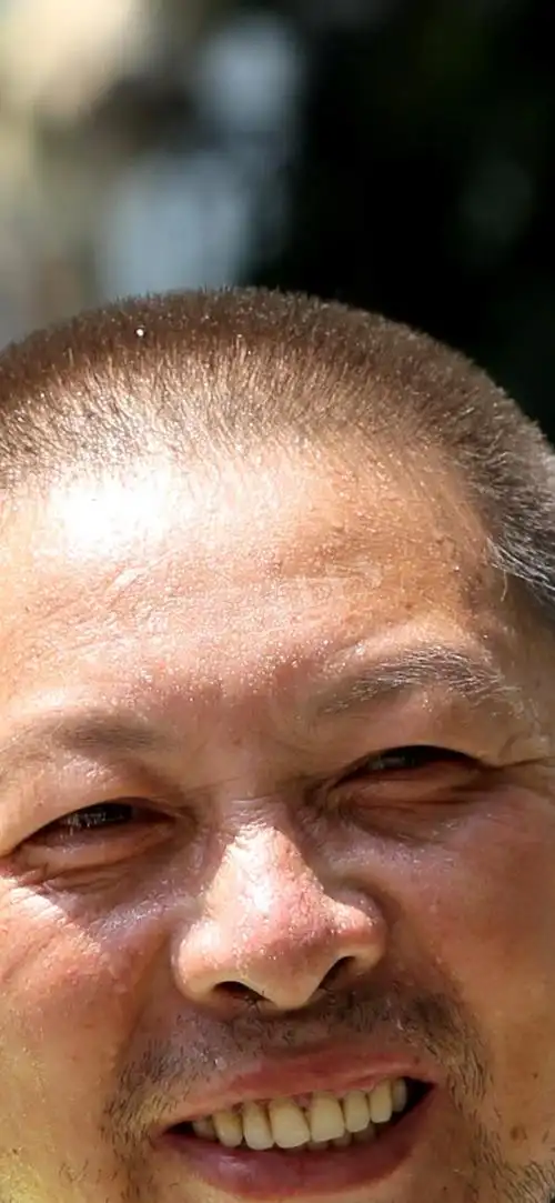 刚才朋友圈看到朋友拍的烈日下的昆山环卫工人,皮肤黝黑真的很辛苦