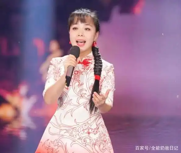 草根歌手王二妮:22岁成名,放弃百万年薪下嫁农村,被婆婆宠成宝