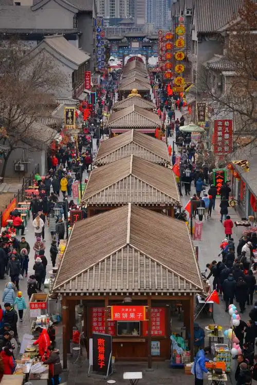 鼓楼上眺望仿清建筑的南街商业街.