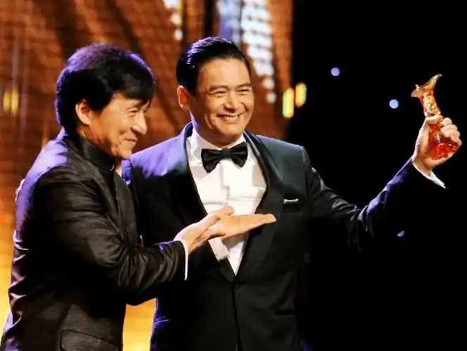 获奖方面,1984年,周润发凭借《等待黎明》中叶剑飞一角荣膺亚太影展和