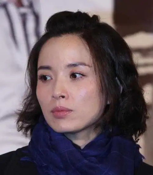 靳东和李佳因拍摄《青春不言败》相识,工作上的默契让两人暗生情愫.