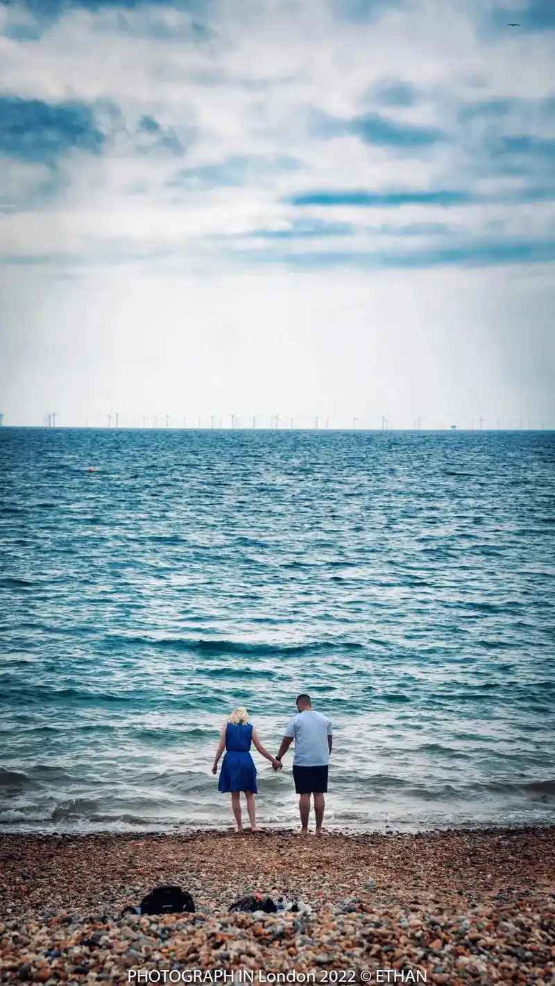 "听说一起看海的人,能走很远很远"#图文伙伴计划 #摄影 # - 抖音