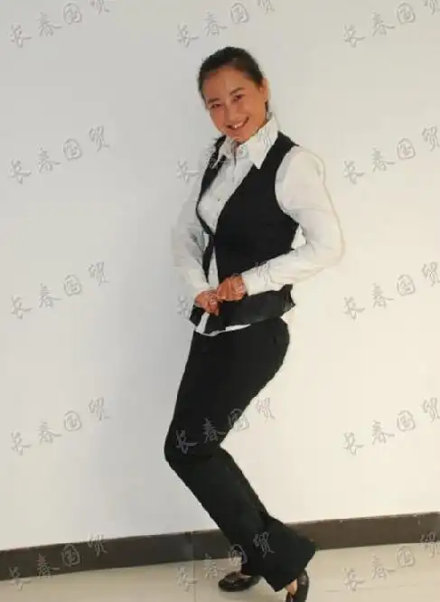 贾玲青涩旧照曝光笑容甜美身材苗条