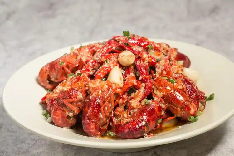 虾球,蒸虾,蒜蓉大虾,油焖大虾等不同口味,在炎热的夏天傍晚,大虾,啤酒