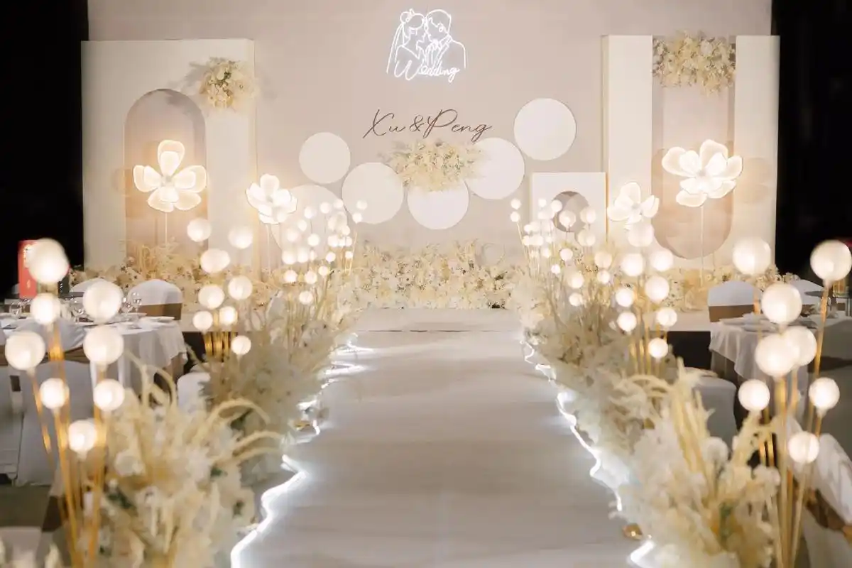 成都小预算婚礼,布置加人员全包8800元.还包含了三大金刚的 - 抖音