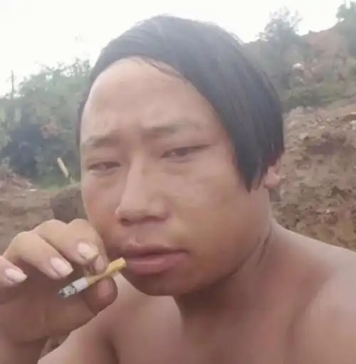 有没有长得丑的男生照片分享一下.我想知道什么样算丑 ?