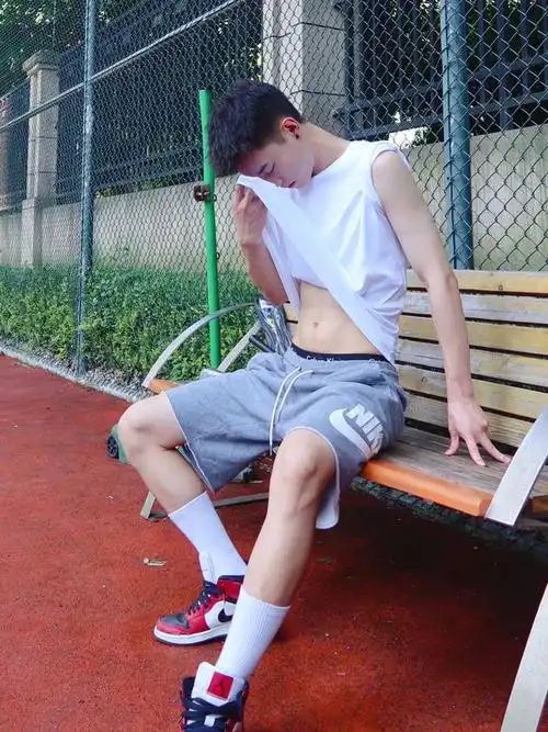 这枚又纯又欲的白袜鲜肉少年有点帅_网易订阅