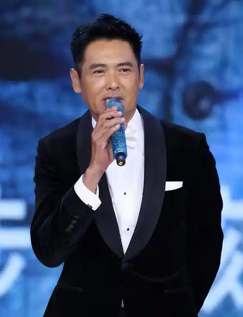 69岁周润发朝阳公园跑步!手臂长满小肉球,看着令人揪心!