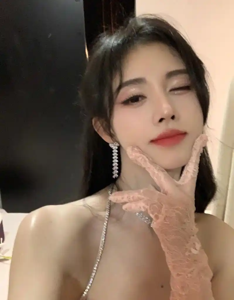 鞠婧祎粉色蕾丝长手套造型随拍 托腮秀电眼wink娇媚迷人